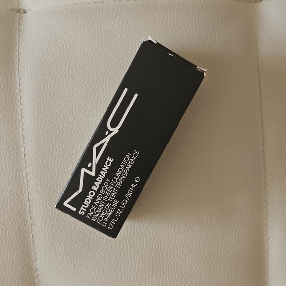 MAC Studio Radiance Sheer Foundation A62 - Picture 2 of 3